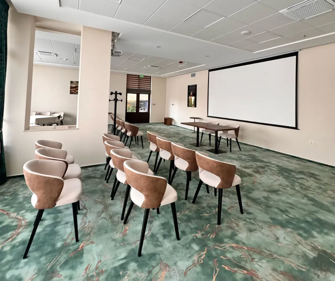 Braseria Hotel Cetate amenajată pentru conferință, cu ecran de proiecție și scaune moderne