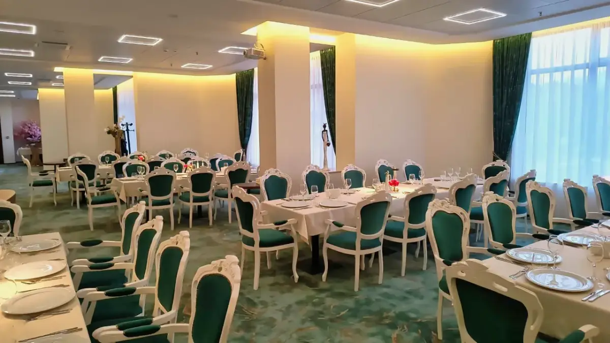 Mese elegante pregătite pentru un eveniment