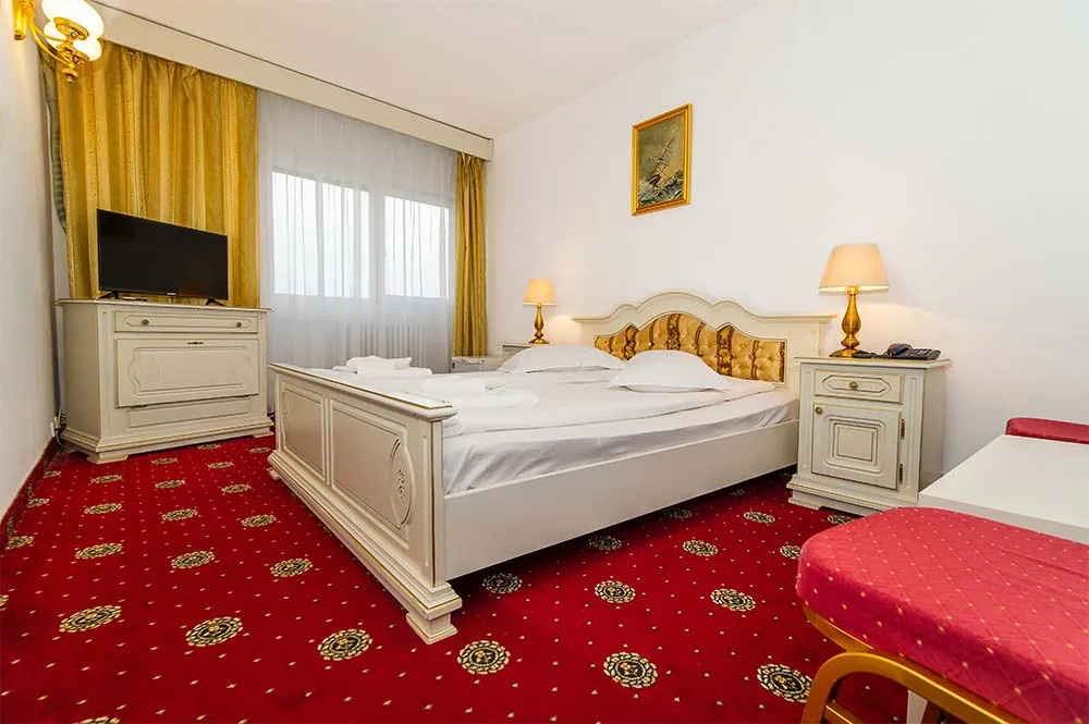 Camera Buget de la Hotel Cetate Alba Iulia, cu pat dublu și mobilier clasic