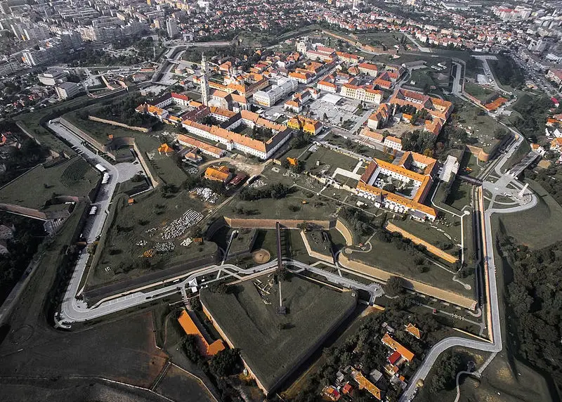 Cetatea Alba Carolina văzută de sus, la câțiva pași de Hotel Cetate