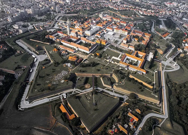 Vedere aeriană a Cetății Alba Carolina, cu bastioanele în formă de stea