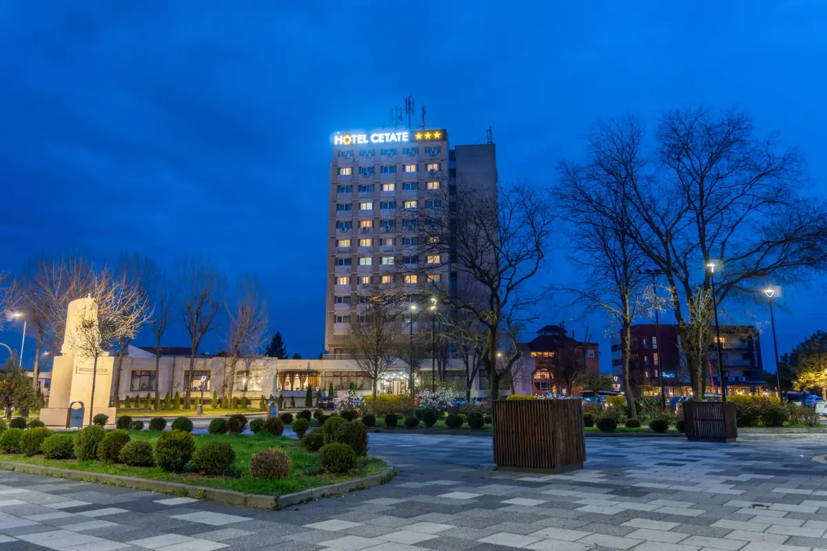 Hotel Cetate iluminat noaptea în centrul Alba Iuliei
