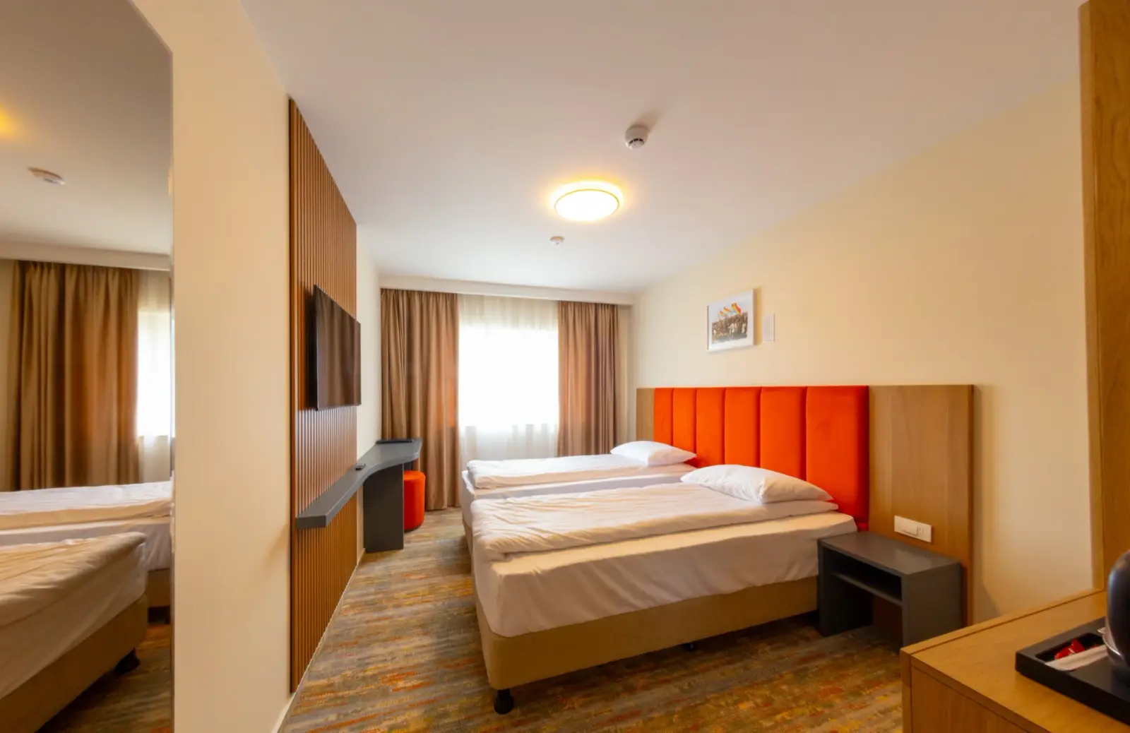 Dormitor renovat cu iluminare ambientală la Hotel Cetate Alba Iulia