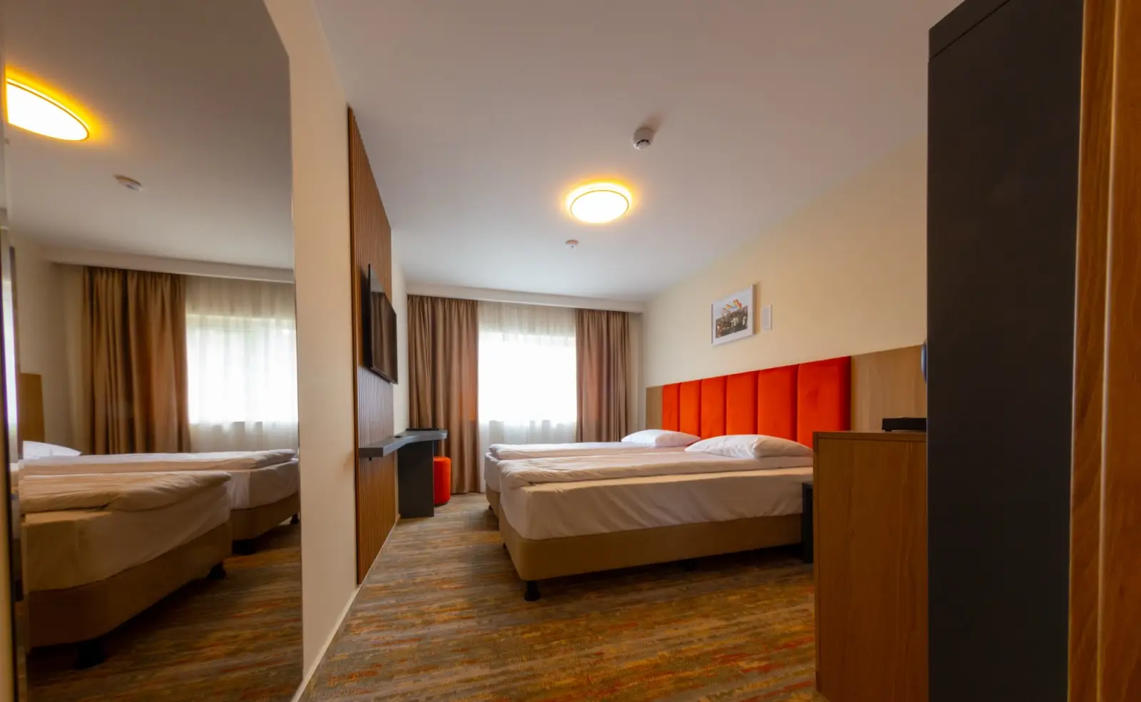Camera Superioară renovată la Hotel Cetate, cu tăblie roșie, lemn cald și pat King-size