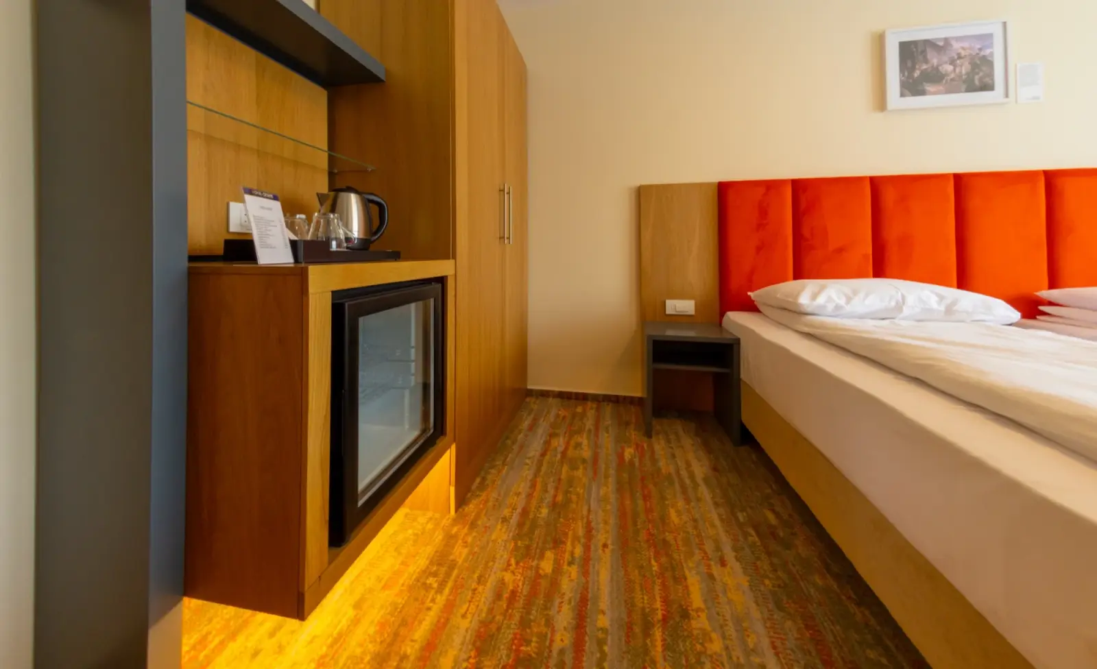 Pat King-size și minibar în Camera Superioară