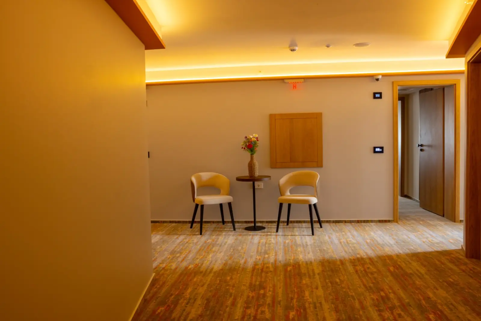 Colț de lounge cu fotolii în apartamentul renovat
