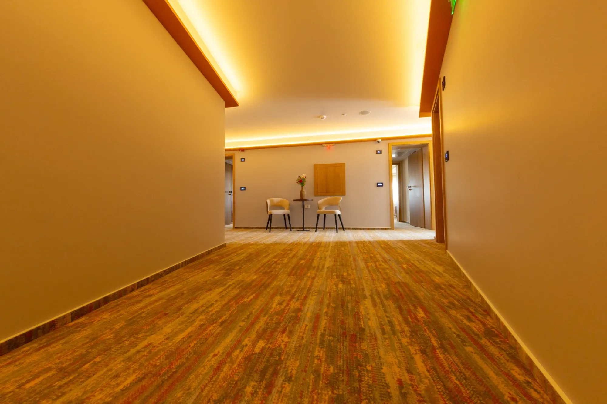 Coridor renovat cu iluminare caldă la Hotel Cetate