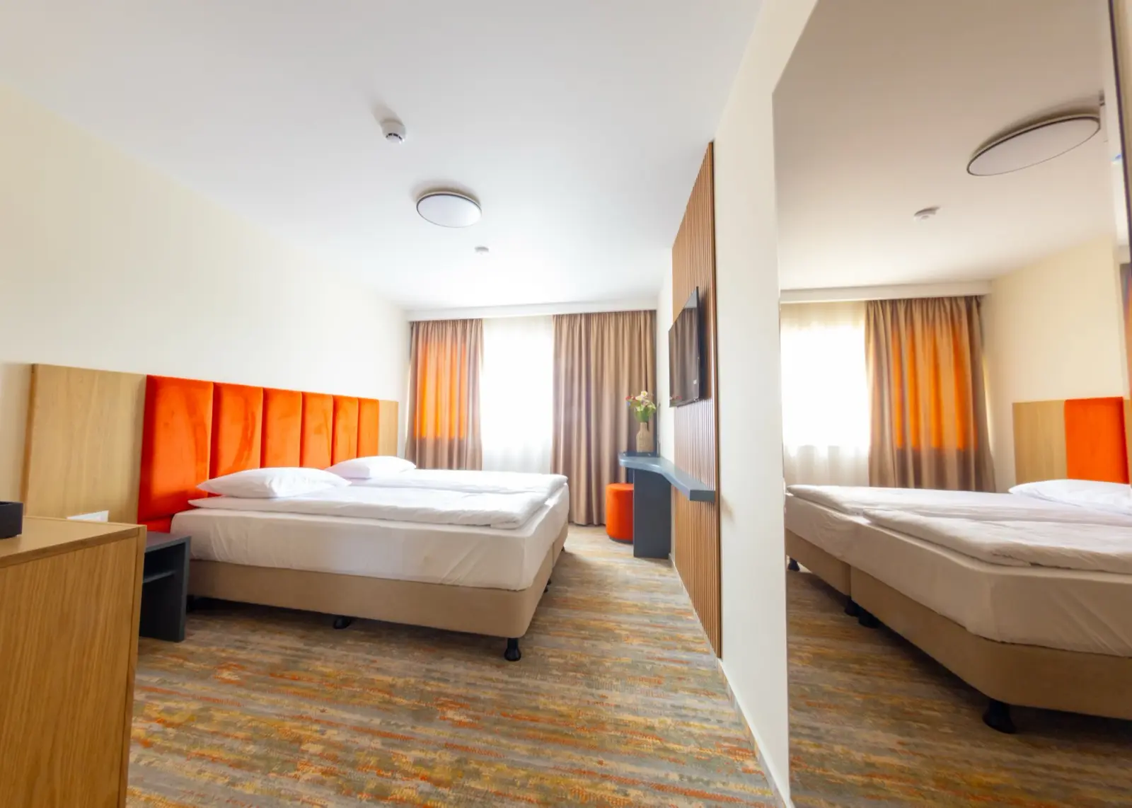 Dormitor renovat cu două paturi, configurabil pentru familii