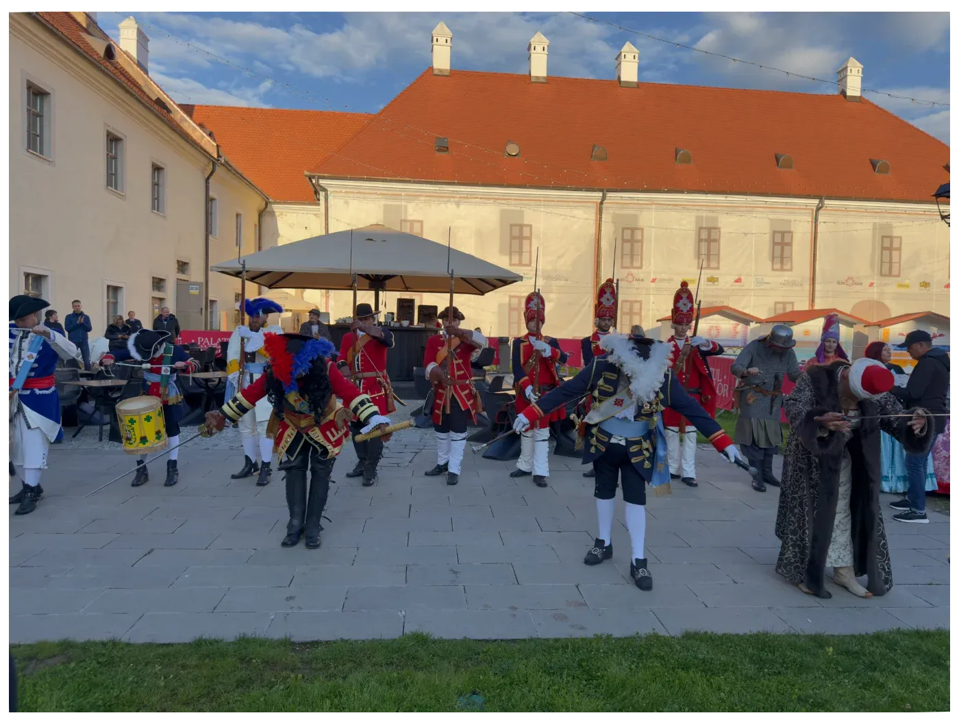 Ceremonia Schimbului de Gardă în Cetatea Alba Carolina, cu soldați în uniforme istorice