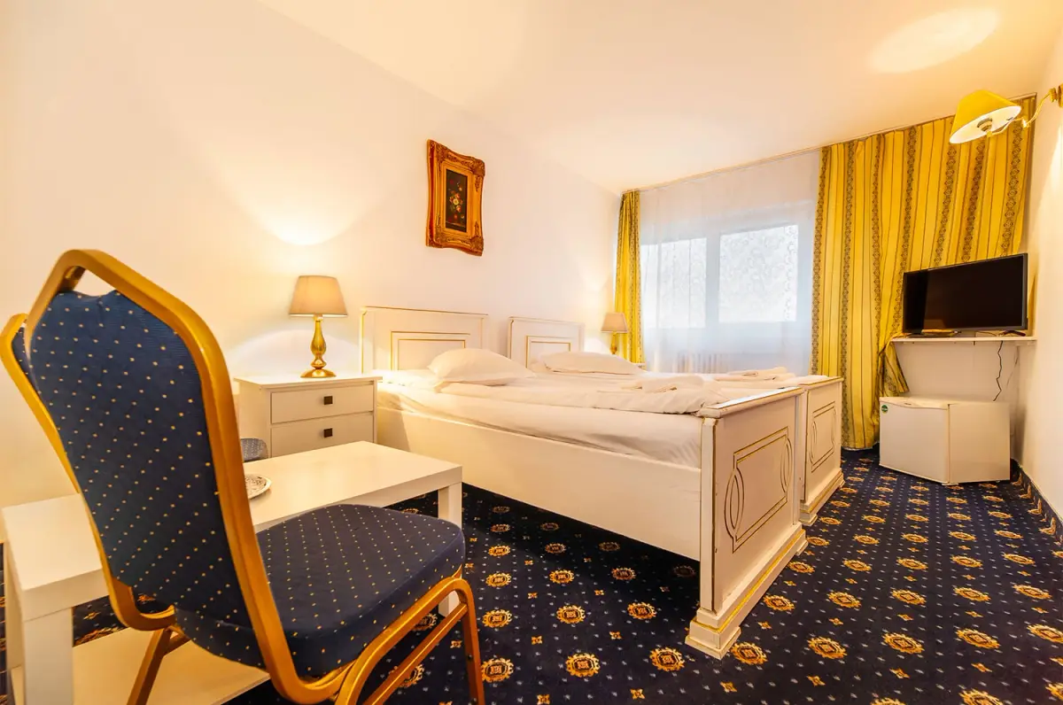 Suita Standard de la Hotel Cetate, cu pat matrimonial și decor clasic
